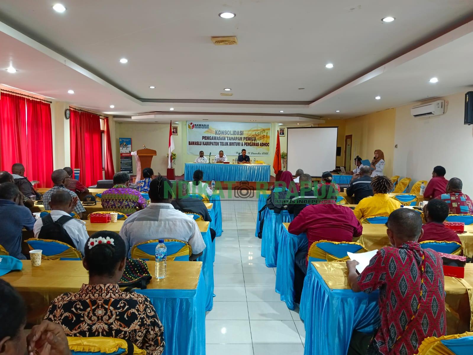 96 Pengawas Ad Hoc Bawaslu Teluk Bintuni Menerima Materi Konsolidasi